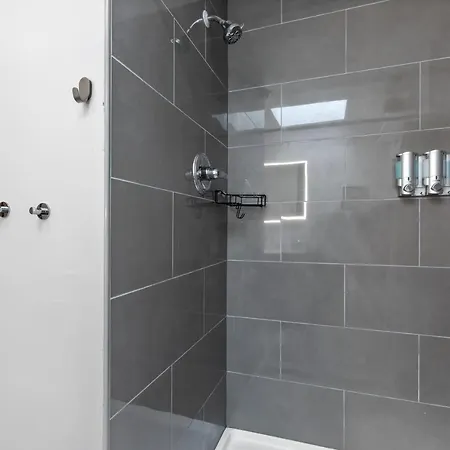 Pristine Townhouse With Rooftop Deck Near Canton! Baltimore Exterior photo